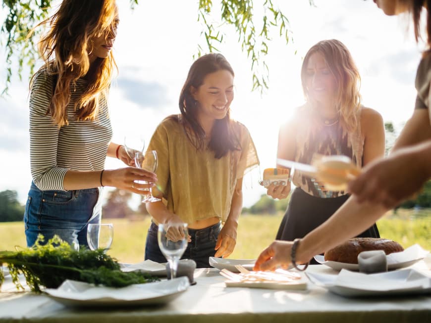 Frauen am gedeckten Tisch
