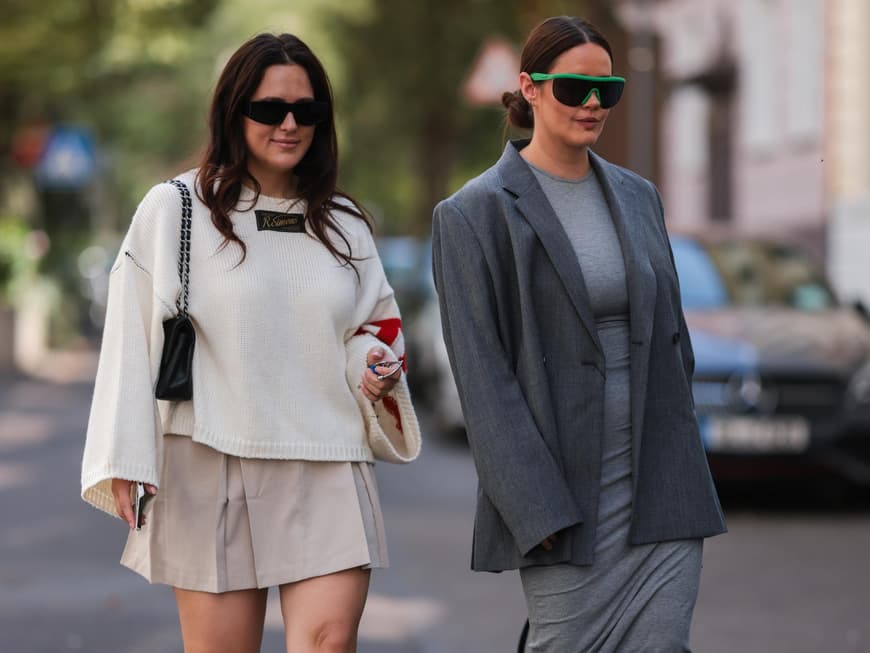zwei Frauen Outfits
