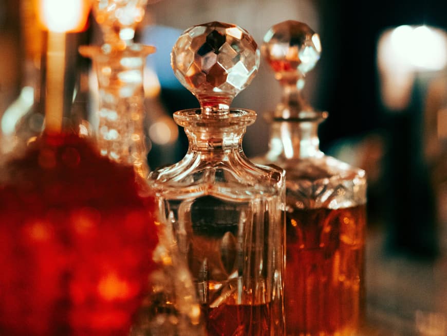 Mehrere Parfum-Flakons.