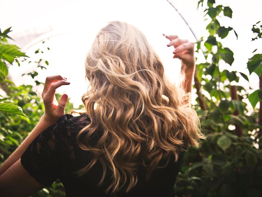 Blonde Frau von hinten