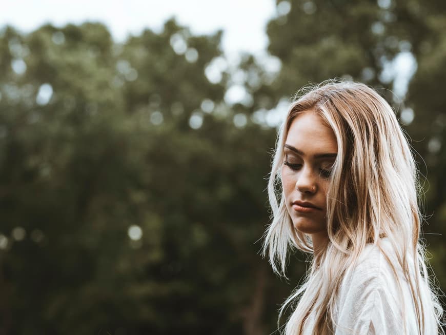 Frau blond traurig
