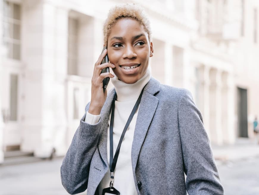 Frau farbig mit Blazer