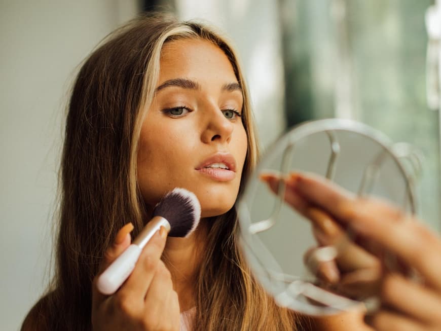 Frau mit Make-up-Pinsel