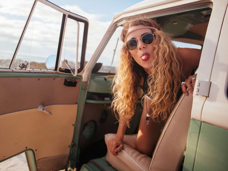 Frau streckt Zunge raus