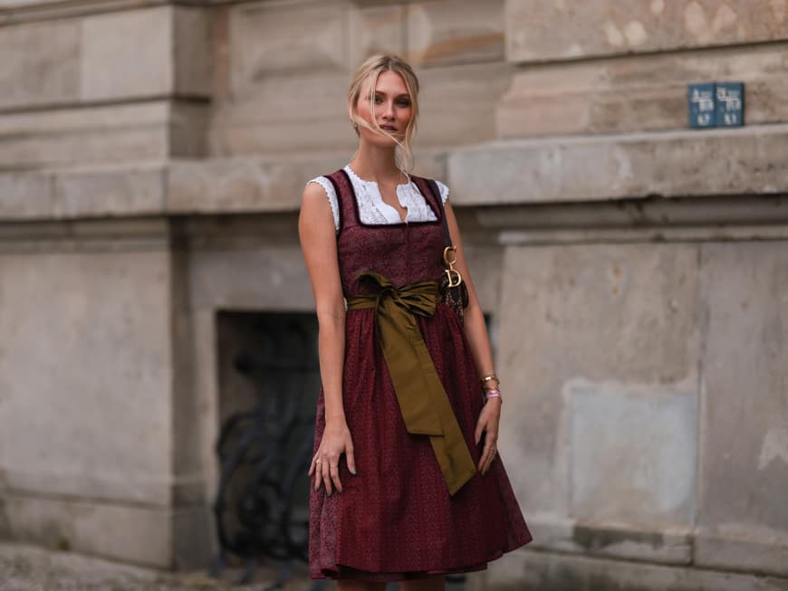 Frau trägt Dirndl für Oktoberfest