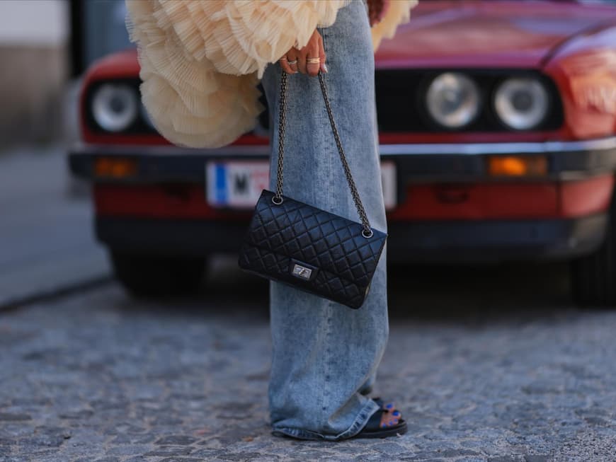 Frau trägt hellblaue Jeans Frau trägt hellblaue Jeans