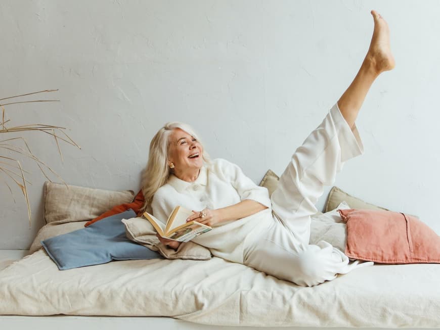 Frau älter auf dem Sofa