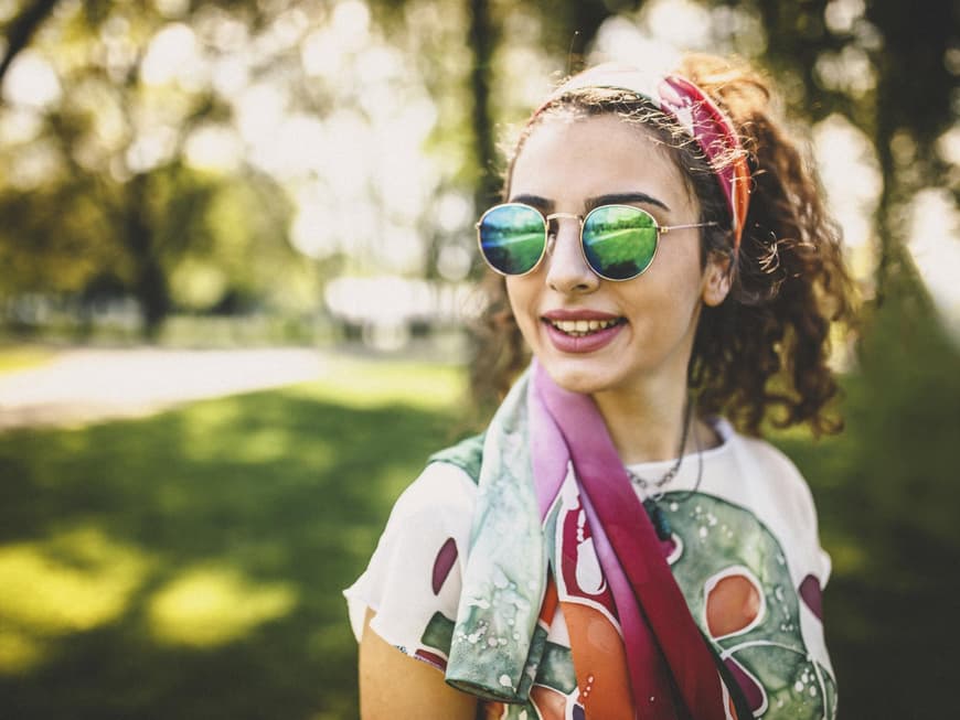 Frau mit Sonnenbrille