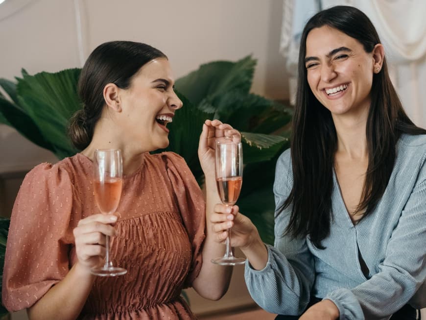 Zwei Freundinnen mit Sekt