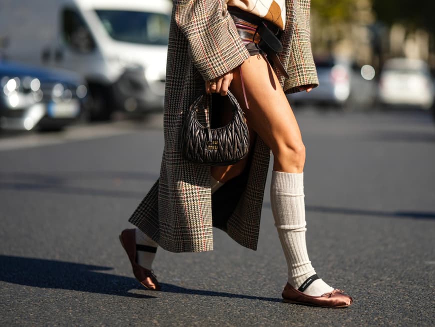 Streetstyle Frau trägt Ballerinas von Miu Miu
