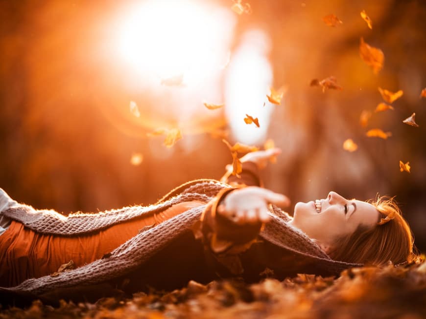 Frau liegt auf dem Rücken Herbst