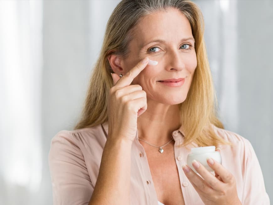 Frau über 50 mit Creme