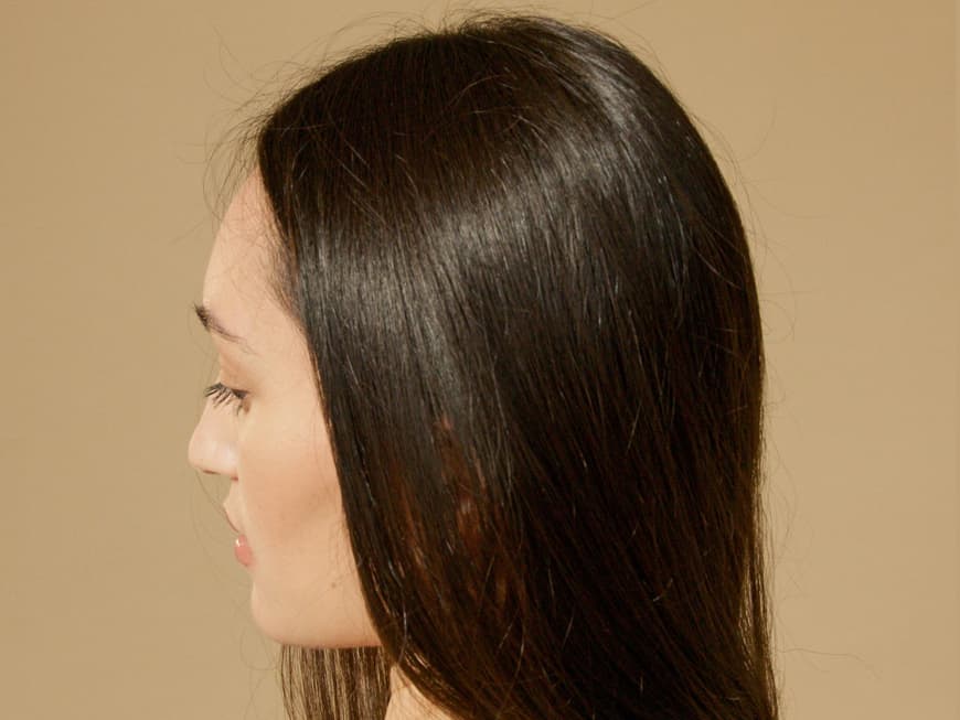 Frau mit langen braunen Haaren