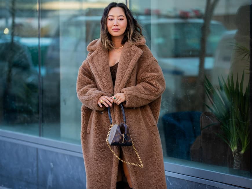 Amy Song trägt einen Teddyfellmantel