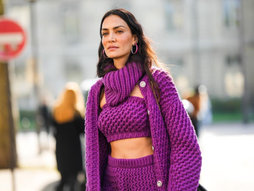 Frau trägt lilafarbenen Cardigan
