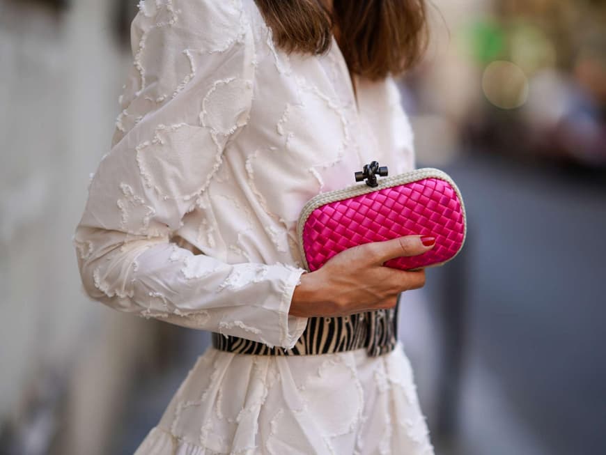 Frau Kleid weiss Tasche Nagellack Magenta