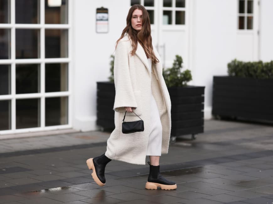Frau mit Chelsea-Boots
