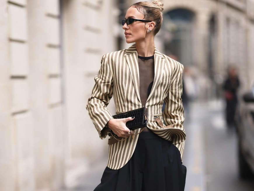 Frau mit weiter Hose und Blazer