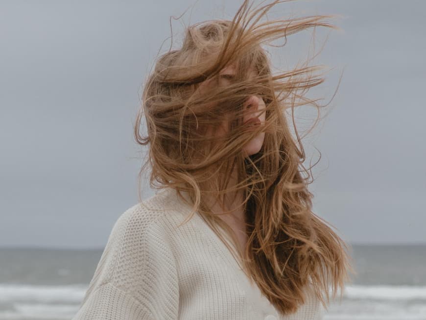 Frau mit langen Haaren