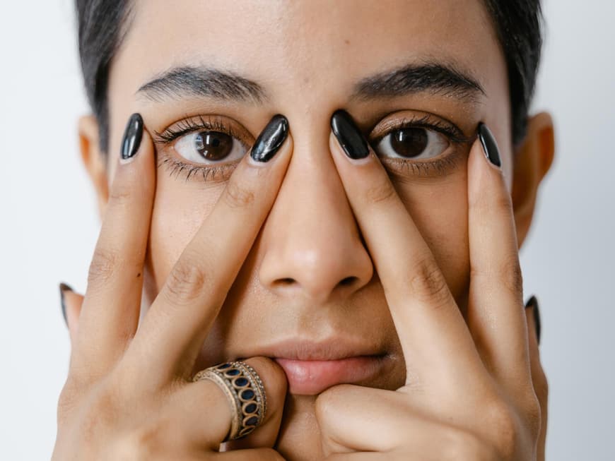 Frau mit schwarzem Nagellack