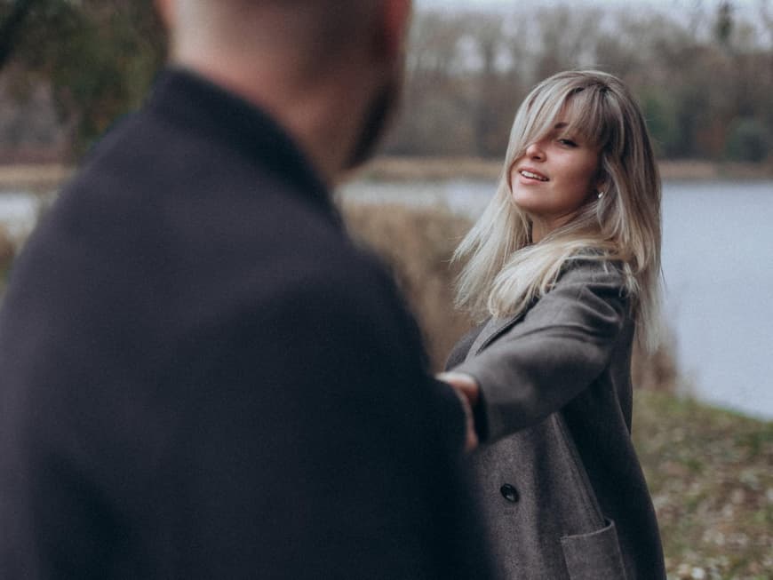 Blonde Frau und Mann