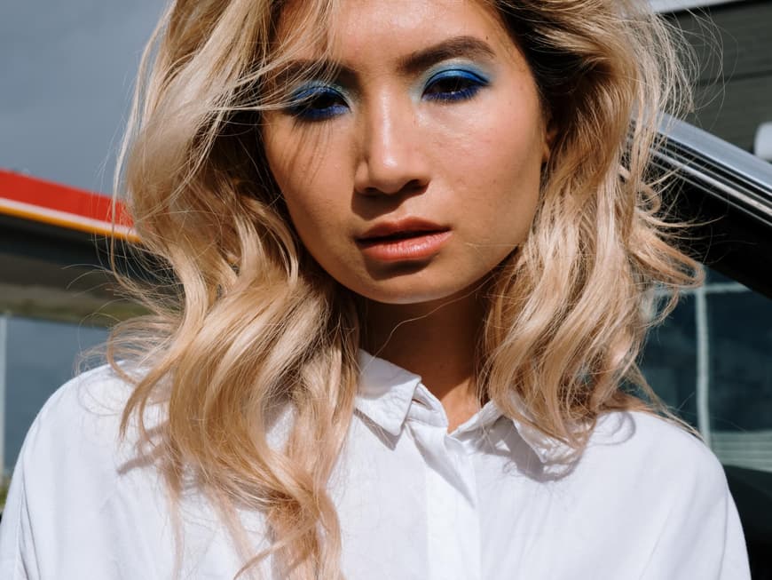 Frau mit blonden langen Haaren