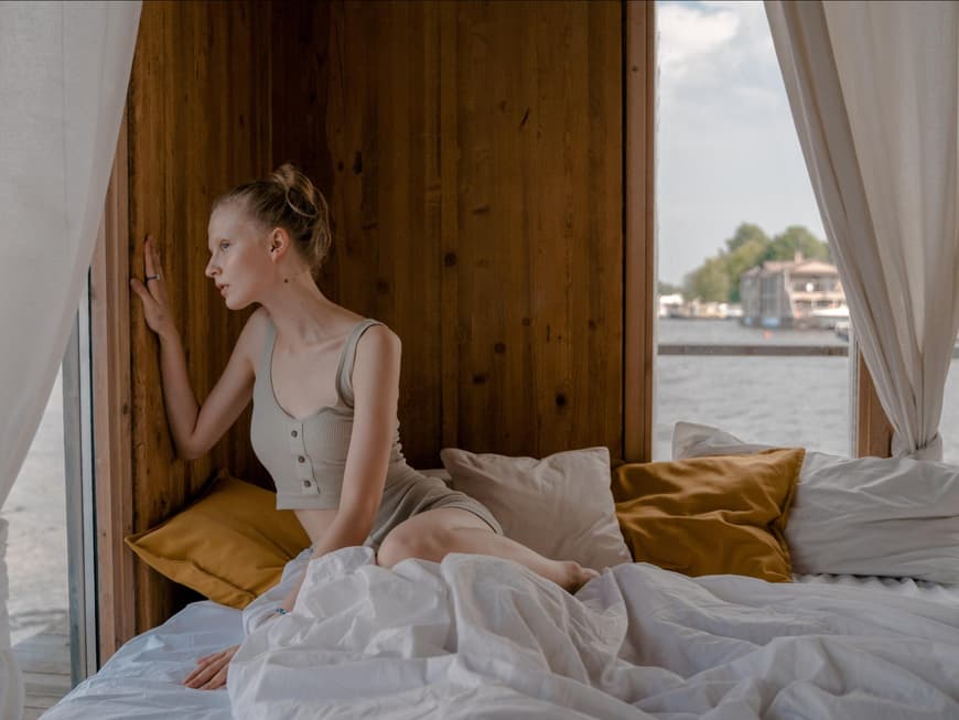 Frau, Solo-Reise am Wasser 