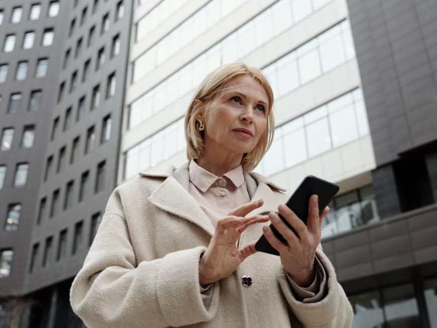 Frau mit Handy