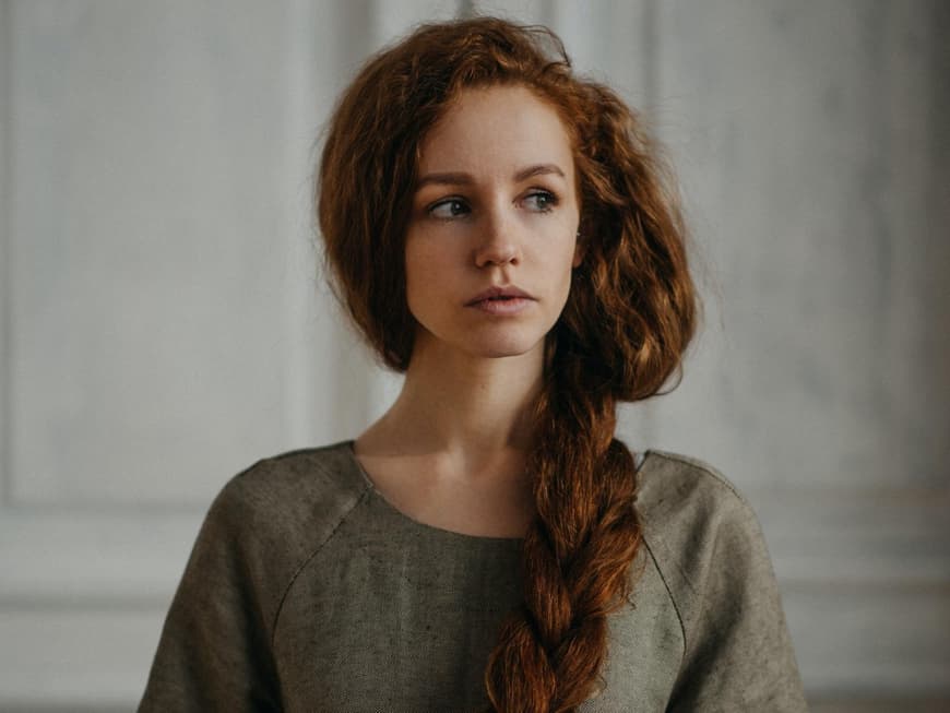 Frau mit langen roten Haaren