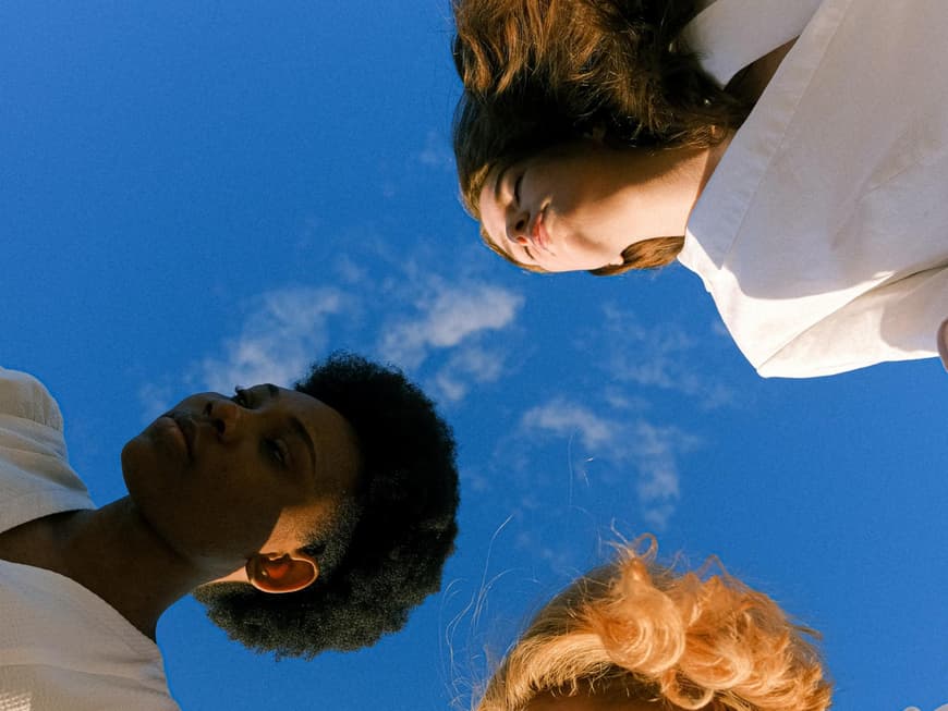 Drei Frauen vor blauem Himmel