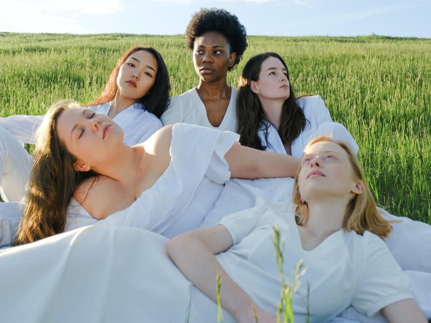 Frauen auf einer Wiese
