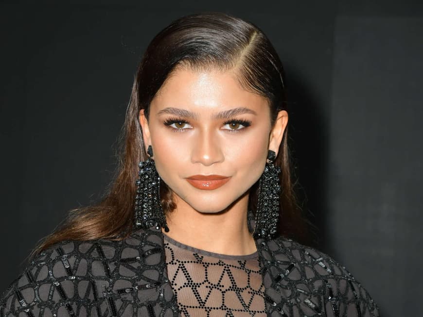 Zendaya toll gestylt mit Seitenscheitel und WOW-Wimpern