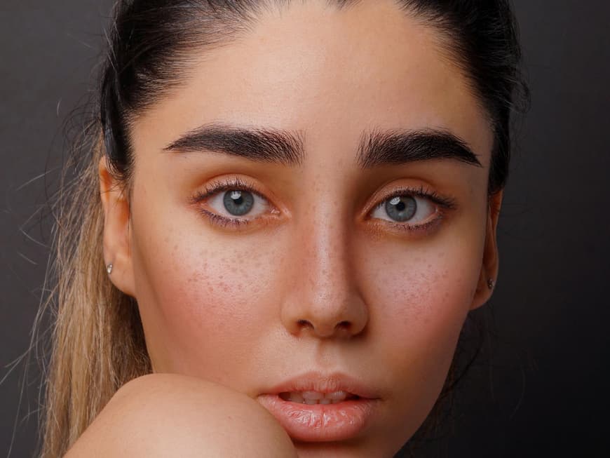 Frau mit natürlichem Make-up