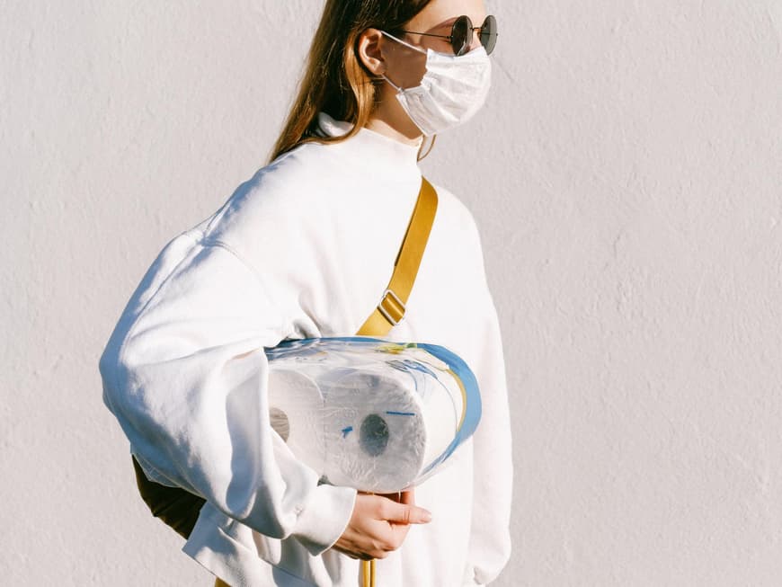 Frau mit Toilettenpapier