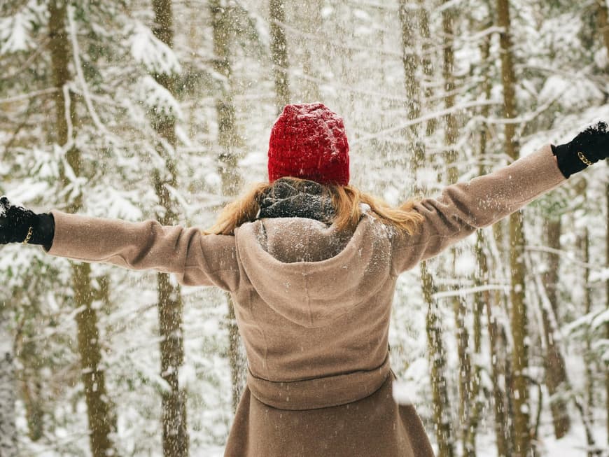 Frau von hinten Wald Winter