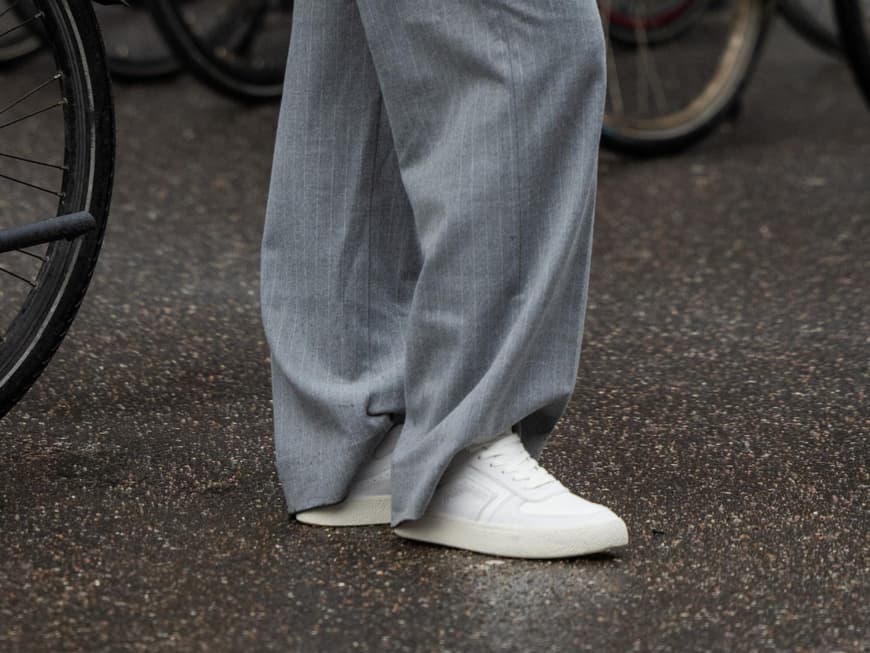 Streetstyle mit weißen Sneakers