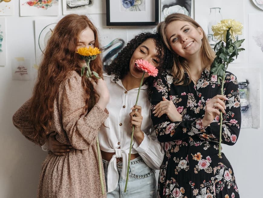 3 Frauen mit Blumen
