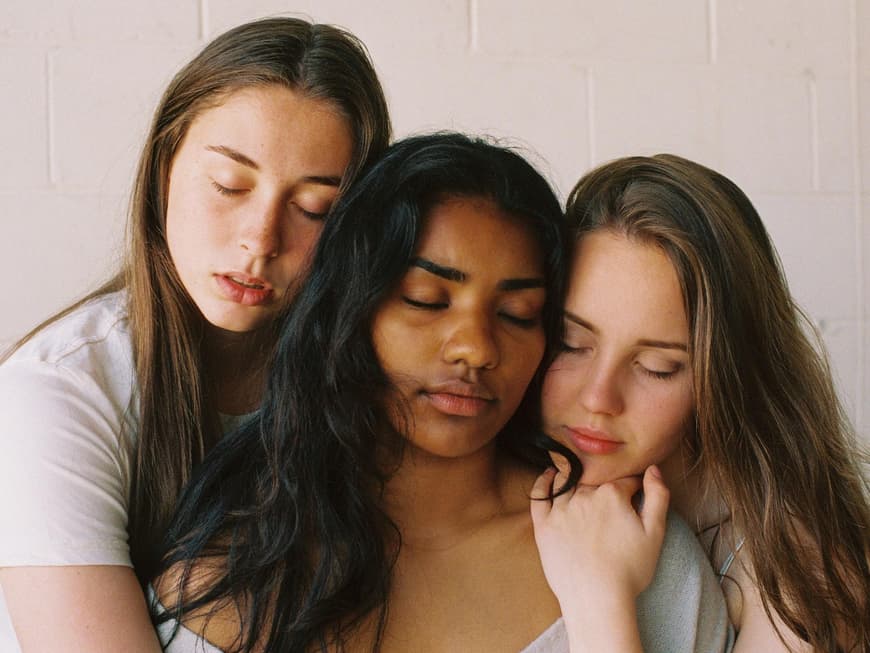 3 Frauen schlafen