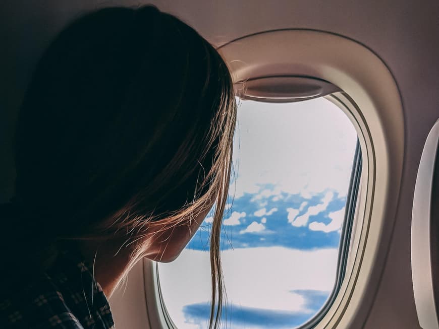 Frau im Flugzeug