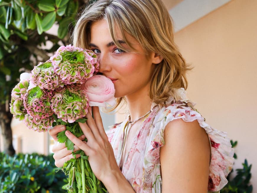 Frau mit Blumenkleid