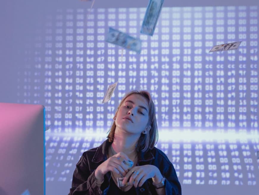 Frau mit Geld