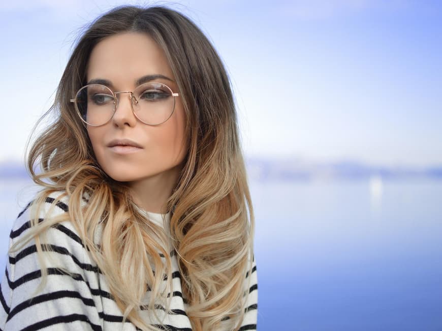 Frau mit Brille