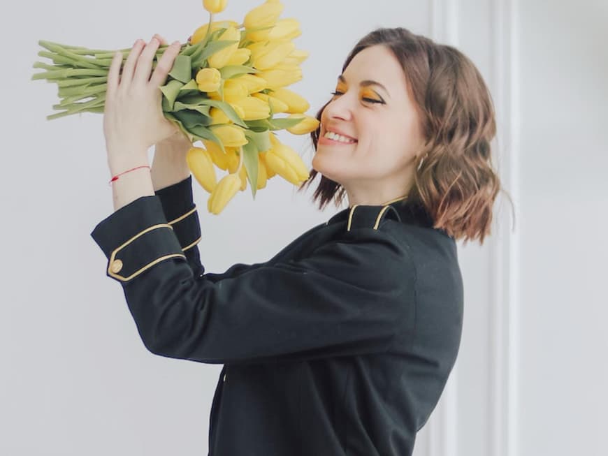 Frau mit gelben Tulpen
