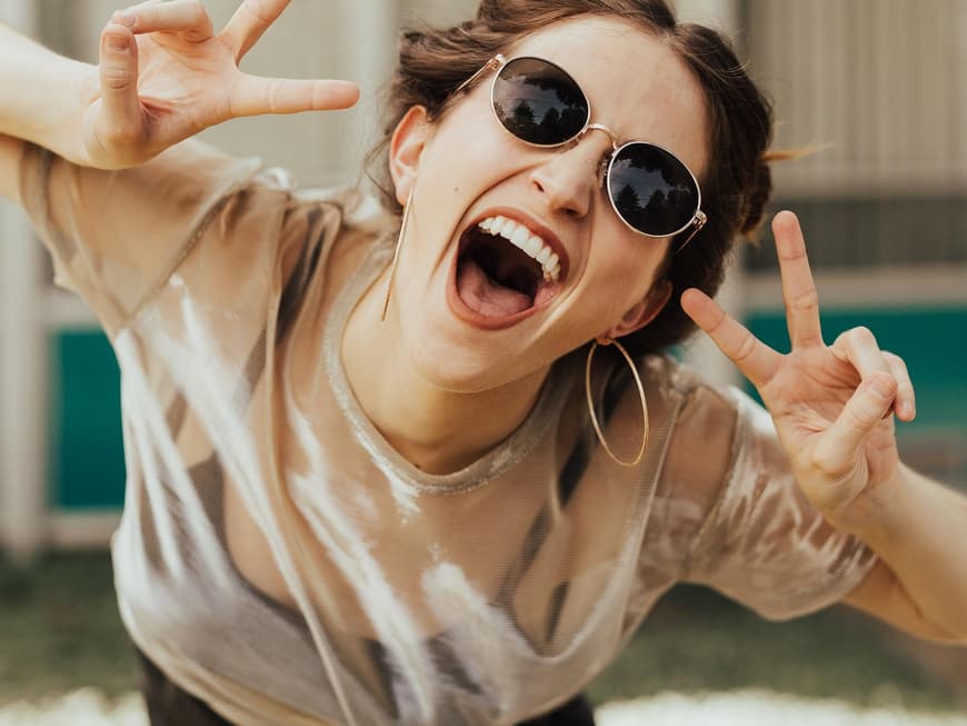 Frau mit Sonnenbrille happy