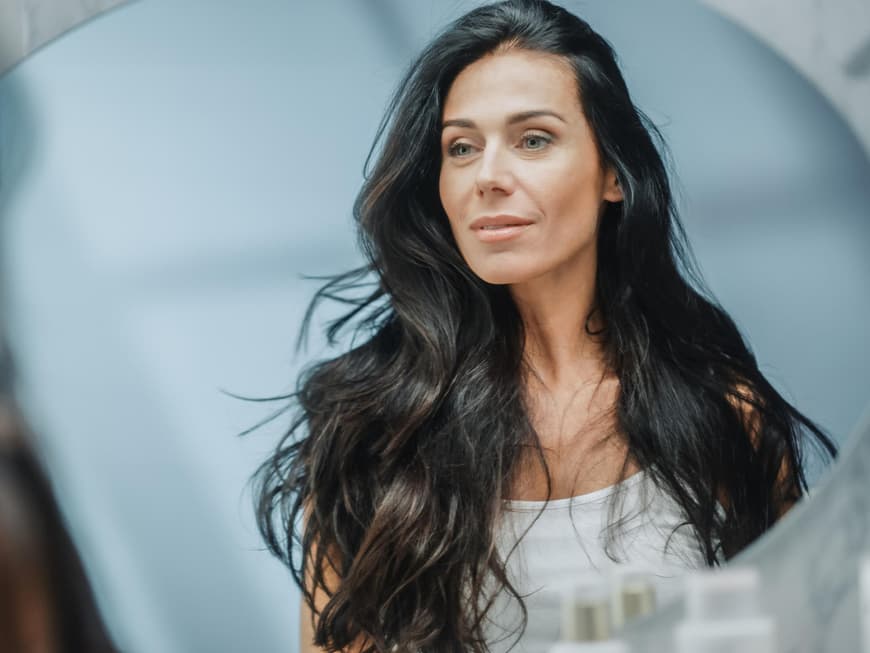 Was die Haut ab 50 braucht, liest du hier. Frau schwarze Haare
