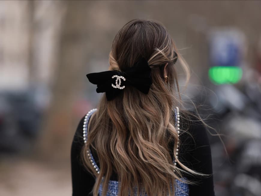 Frisur mit Haarschleife