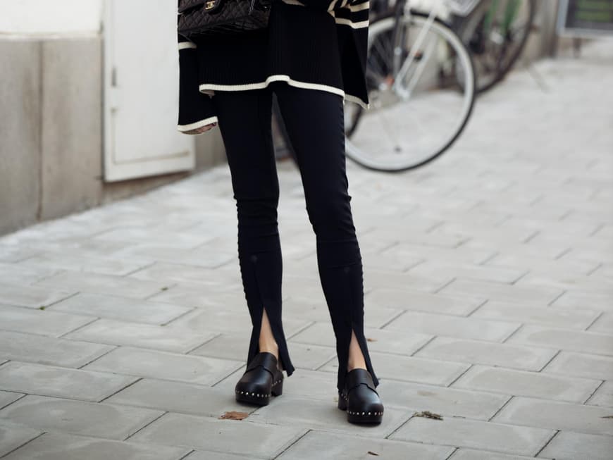 Streetstyle: Clogs und Hose mit Schlitz