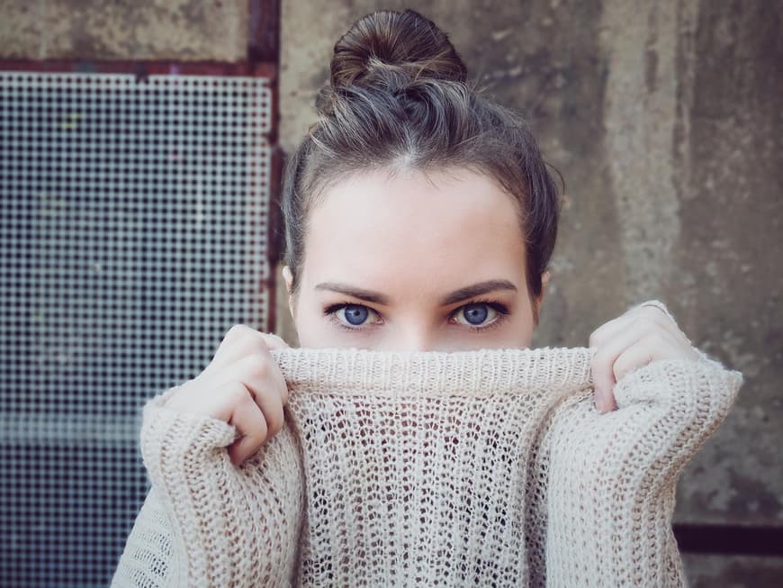 Frau mit Pullover