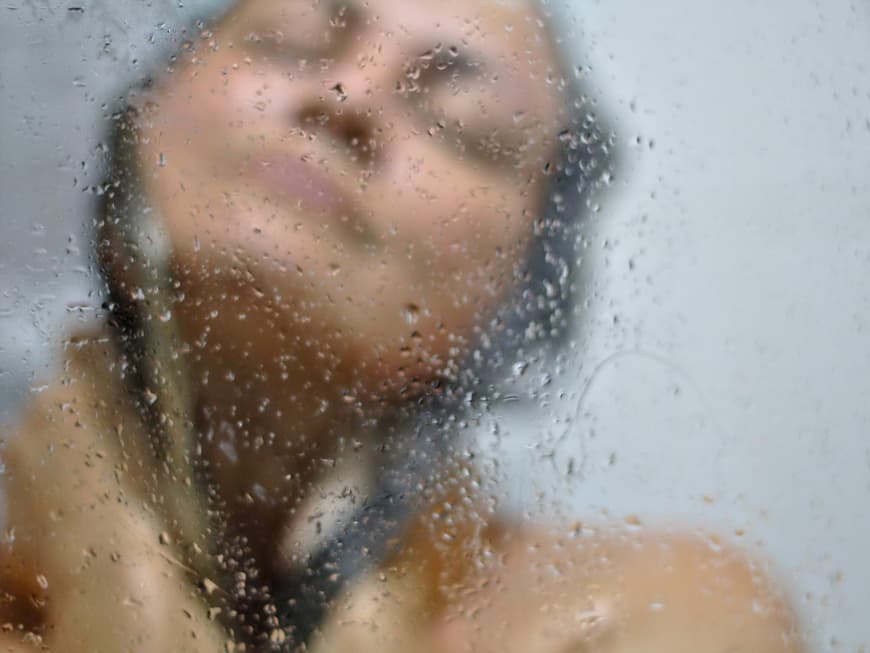 Frau unter der Dusche