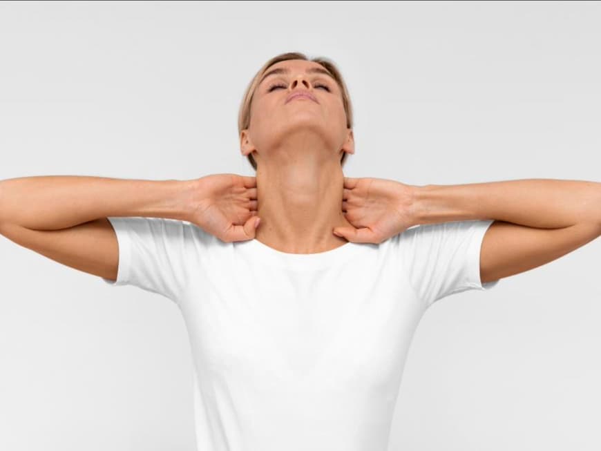 Frau macht Nackenübungen